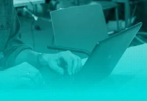 Polscy programiści: jakie mają wykształcenie i doświadczenie? Wnioski z badania Stack Overflow